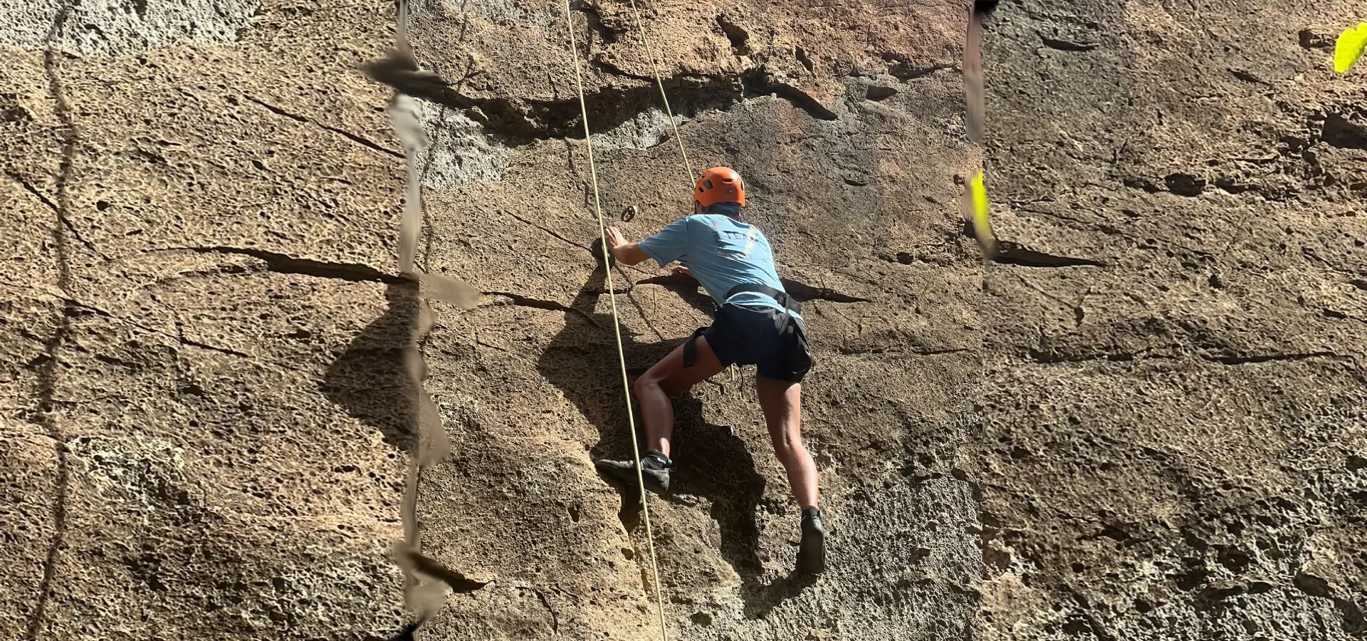 bergklimmer die een stijle wand beklimt